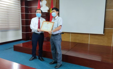 Trung đội tự vệ Trường Đại học Công nghệ Thông tin nhận bằng khen từ Giám đốc ĐHQG-HCM