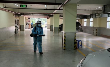 Trường Đại học Công nghệ Thông tin phun thuốc diệt muỗi phòng chống dịch bệnh trong khuôn viên trường
