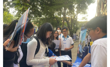 Hành trình kết nối của Đại sứ sinh viên UIT đã đến trường THPT Nguyễn Hữu Huân 