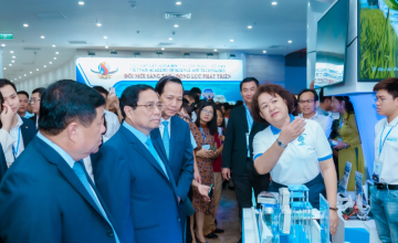 Thủ tướng chính phủ và Lãnh đạo Bộ ngành ghé thăm gian hàng Đại học Quốc gia TP. HCM tại Triển lãm quốc tế Đổi mới Sáng tạo Việt Nam
