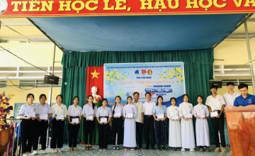 Công đoàn Trường Đại học Công nghệ Thông tin trao học bổng cho học sinh khó khăn vượt khó tại Tiền Giang  