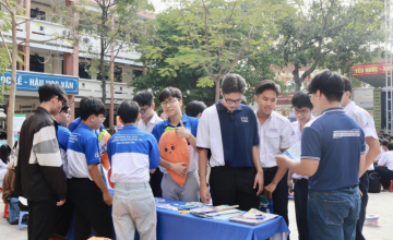 Đại sứ sinh viên UIT đến thăm Trường THPT Nguyễn Hữu Huân 