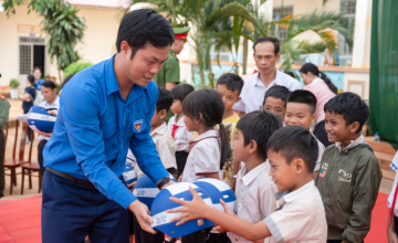 Trao tặng máy tính và nón bảo hiểm UIT cho học sinh tiểu học tại xã Đắk N'DRót