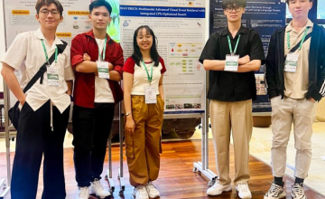 Nhóm sinh viên ngành Trí tuệ nhân tạo, Khoa học máy tính và An toàn thông tin báo cáo công trình nghiên cứu tại SoICT 2024