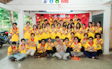 Đội hình Xuân Công Nghệ và Vì đàn em tổ chức Ngày hội Công nghệ Thông tin tại lớp học tình thương Bình Thung 1