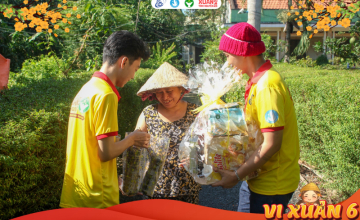 Đội hình Vị Xuân 6 trao quà Tết đến các gia đình chính sách ở xã Bình Lợi