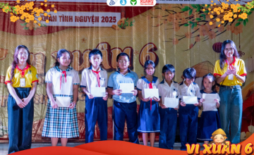 Đội hình Vị Xuân 6 trao tặng 7 suất học bổng Tiếp sức đến trường cho học sinh có hoàn cảnh khó khăn