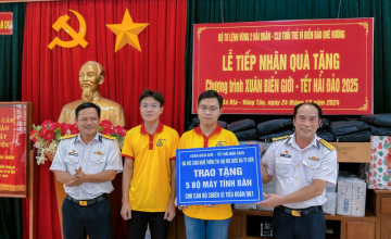 Đội hình Máy Tính Cũ – Tri Thức Mới trao máy cho các chiến sĩ Tiểu đoàn DK1