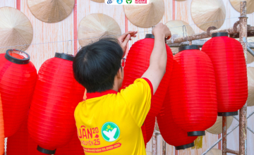 Chiến sĩ Xuân Tình Nguyện thi công Góc Xuân UIT