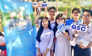 Học sinh THPT Nguyễn Hữu Huân chào đón dàn Đại sứ sinh viên UIT 
