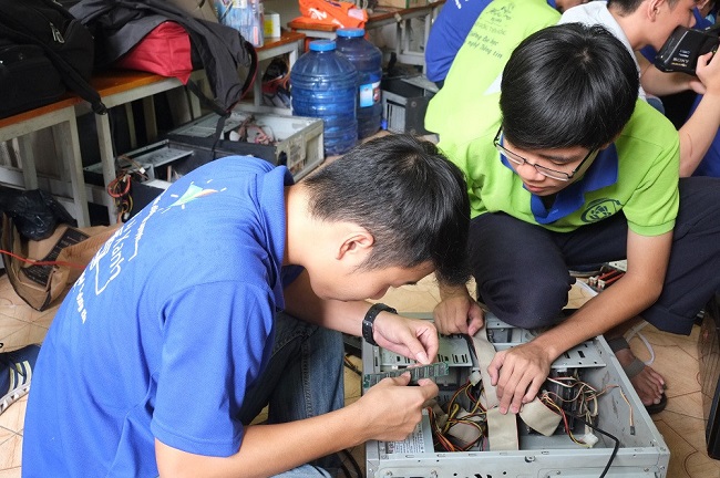 Sinh viên thu gom máy tính cũ sửa chữa tặng trẻ em nghèo