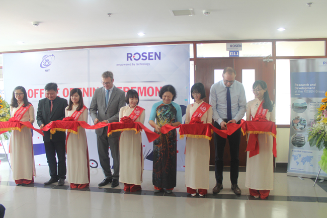 Các đại diện của Trường ĐH CNTT và Tập đoàn ROSEN cắt băng khánh thành Phòng Nghiên cứu - Phát triển ROSEN 