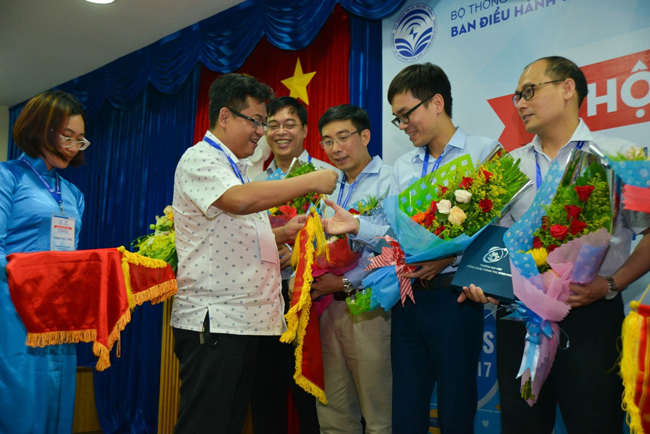 TS. Nguyễn Tấn Trần Minh Khang, Phó Hiệu trưởng trao giải thưởng Best paper cho các đại biểu 