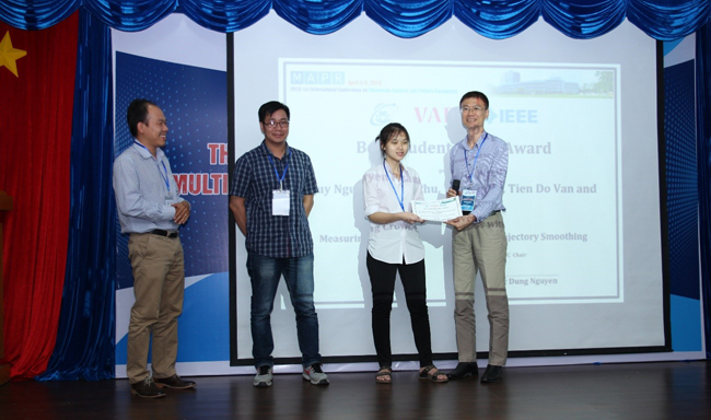 Ban Tổ chức trao giải thưởng “Bài báo xuất sắc nhất dành cho sinh viên” 