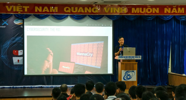Diễn giả Phạm Văn Khánh trình bày bài thuyết trình