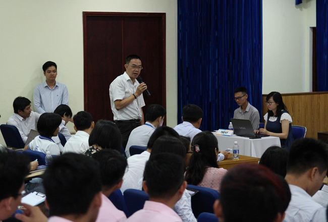 PGS.TS. Vũ Thanh Nguyên giải đáp ý kiến của sinh viên về công tác giảng dạy 