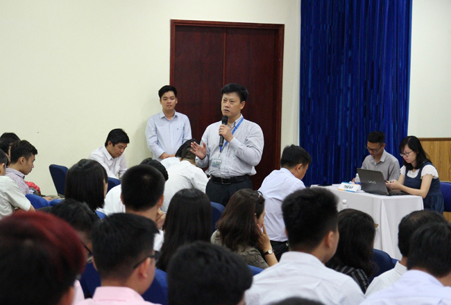 ThS. Nguyễn Đình Khương giải đáp thắc mắc của sinh viên về phần mềm, hệ thống mạng