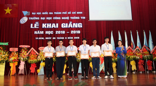 PGS.TS. Nguyễn Hoàng Tú Anh trao bằng khen cho các sinh viên xuất sắc 