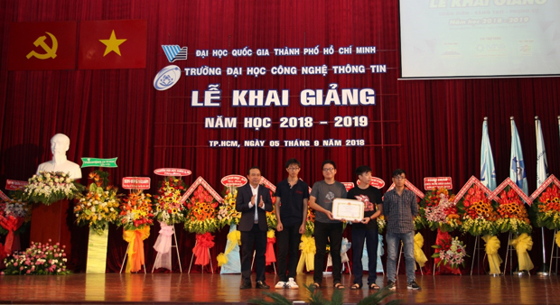PGS.TS. Vũ Hải Quân trao tặng bằng khen cho đội tuyển sinh viên của Trường 