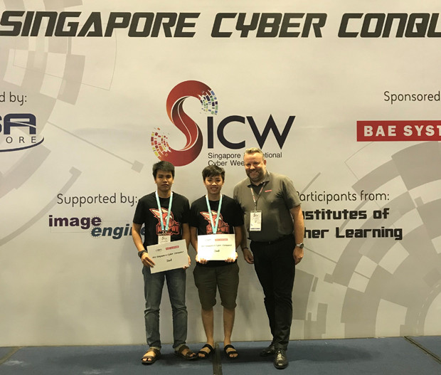 Sinh viên Phạm Hồng Phi và Bùi Minh Tiến Đạt nhận giải nhì cuộc thi