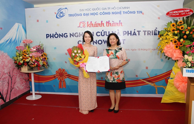 PGS.TS Nguyễn Hoàng Tú Anh trao Quyết định thành lập Phòng nghiên cứu cho  TS Nguyễn Lưu Thùy Ngân