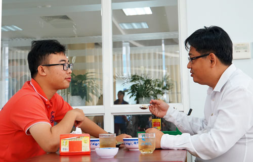 TS Nguyễn Tấn Trần Minh Khang (phải) ăn trưa cùng sinh viên Nguyễn Hồng Sơn. Ảnh: Mạnh Tùng.