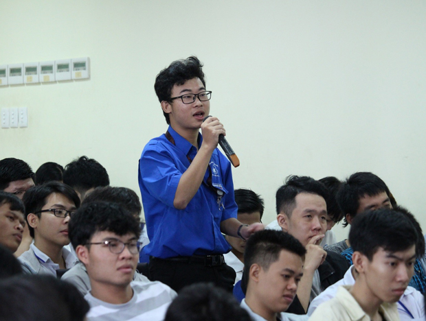 Đại biểu sinh viên đặt câu hỏi đến Đoàn Chủ tịch Hội nghị