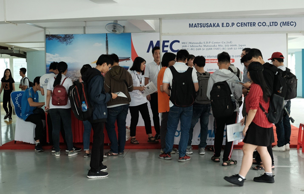 Sinh viên tham quan gian hàng MEC