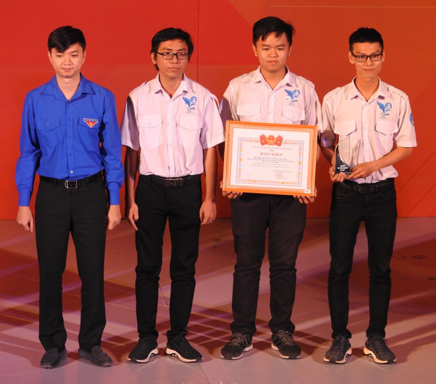 HSV trường nhận Giải thưởng Bồ câu trắng với “Hệ thống quản lý UIT 360”