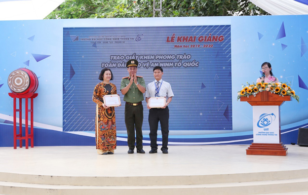 Ban Giám hiệu nhận bằng khen của Công an TP.HCM