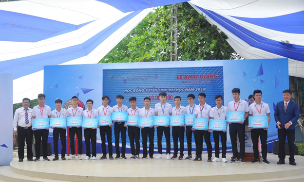 Các tân sinh viên nhận học bổng vì đã có thành tích trong các cuộc thi cấp Quốc gia