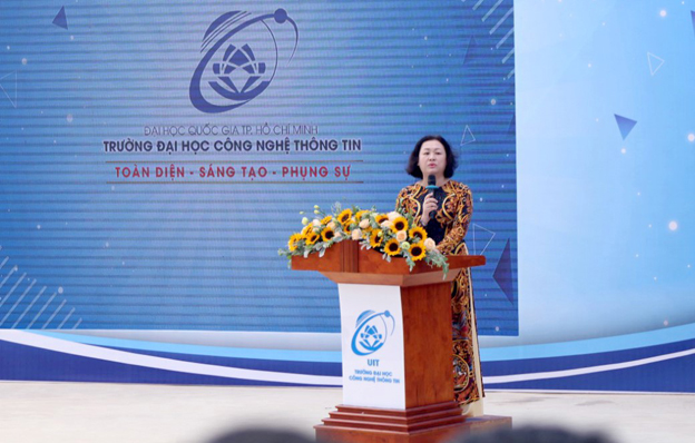 PGS.TS. Nguyễn Hoàng Tú Anh phát biểu khai giảng năm học mới