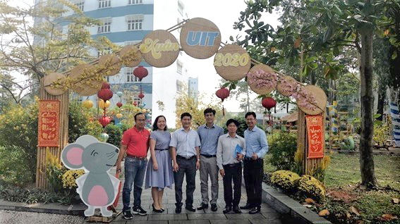 Đại diện Trường ĐH CNTT, ĐHQG-HCM và Công ty  Điện Quang chụp ảnh lưu niệm