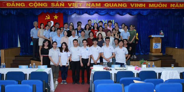Lãnh đạo, cán bộ viên chức và sinh viên tham dự Hội nghị chụp hình lưu niệm 