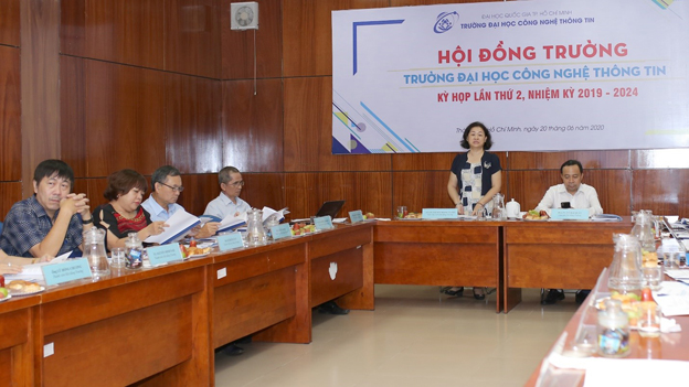 PGS.TS Nguyễn Hoàng Tú Anh trình bày đề án đổi mới cơ chế hoạt động của Trường
