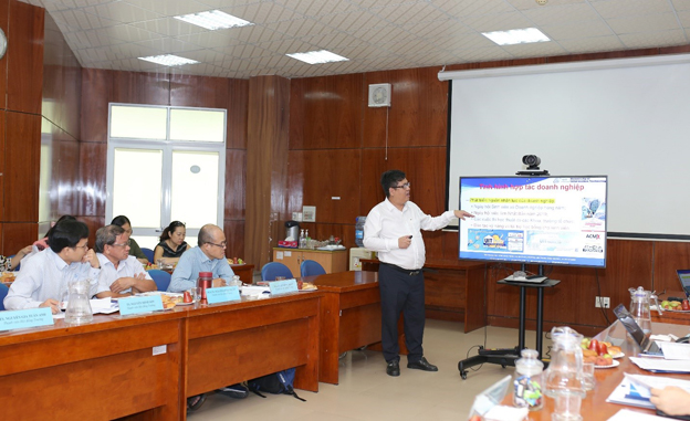 TS Nguyễn Tấn Trần Minh Khang trình bày về dự thảo khung chương trình hợp tác giữa Trường và Doanh nghiệp
