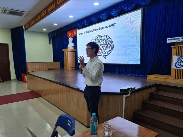 TS. Nguyễn Bỉnh Sơn trình bày báo cáo về AI