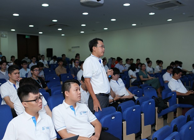 Nghiên cứu sinh đặt câu hỏi đến diễn giả về vấn đề quan tâm