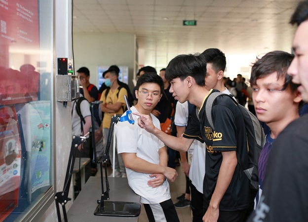 Sinh viên trải nghiệm sản phẩm ứng dụng thực tế