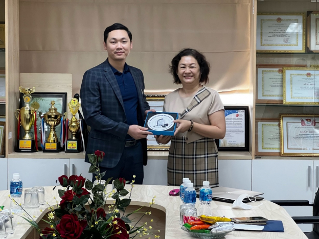 PGS.TS. Nguyễn Hoàng Tú Anh trao quà lưu niệm đến VECOM