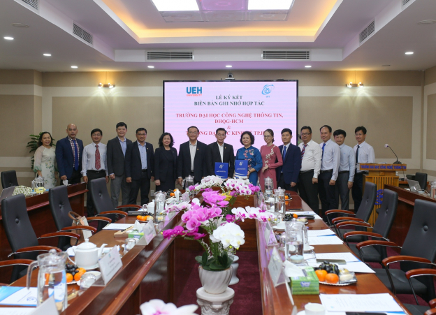 PGS. TS. Nguyễn Hoàng Tú Anh trao quà lưu niệm đến VECOM