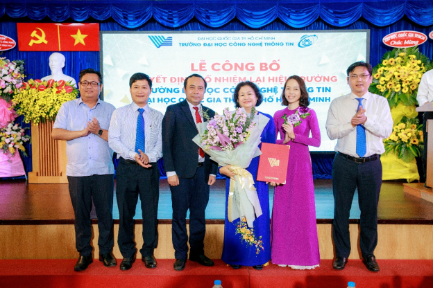 Lãnh đạo ĐHQG-HCM và Ban Giám hiệu Trường chụp ảnh chúc mừng PGS.TS. Nguyễn Hoàng Tú Anh