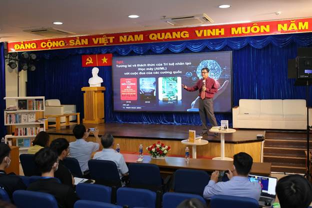 TS. Trịnh Ngọc Minh diễn thuyết các đầu sách về xu hướng công nghệ trong tương lai