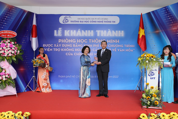 PGS.TS. Nguyễn Hoàng Tú Anh trao tặng kỷ niệm chương