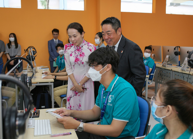 Giảng viên tiếng Nhật và sinh viên Trường khai trương sử dụng thiết bị của Trường