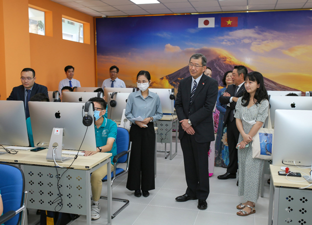 Đại diện Nhật Bản, các giảng viên và sinh viên tham quan Phòng học thông minh