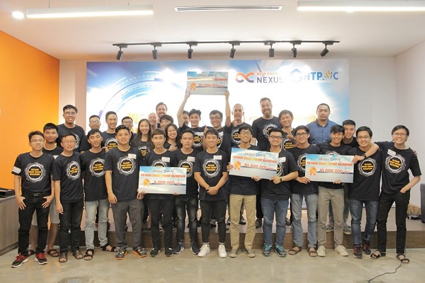 Các đội thi chụp ảnh lưu niệm