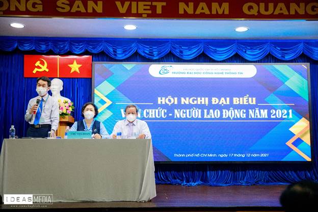 Chủ tọa đoàn đang điều hành hội nghị