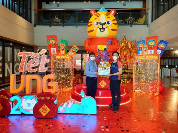 Đại diện trường Đại học Công nghệ Thông tin đến thăm và chúc tết doanh nghiệp