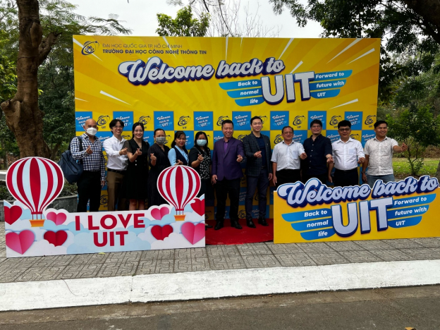 Đại diện của 2 Bên chụp hình lưu niệm